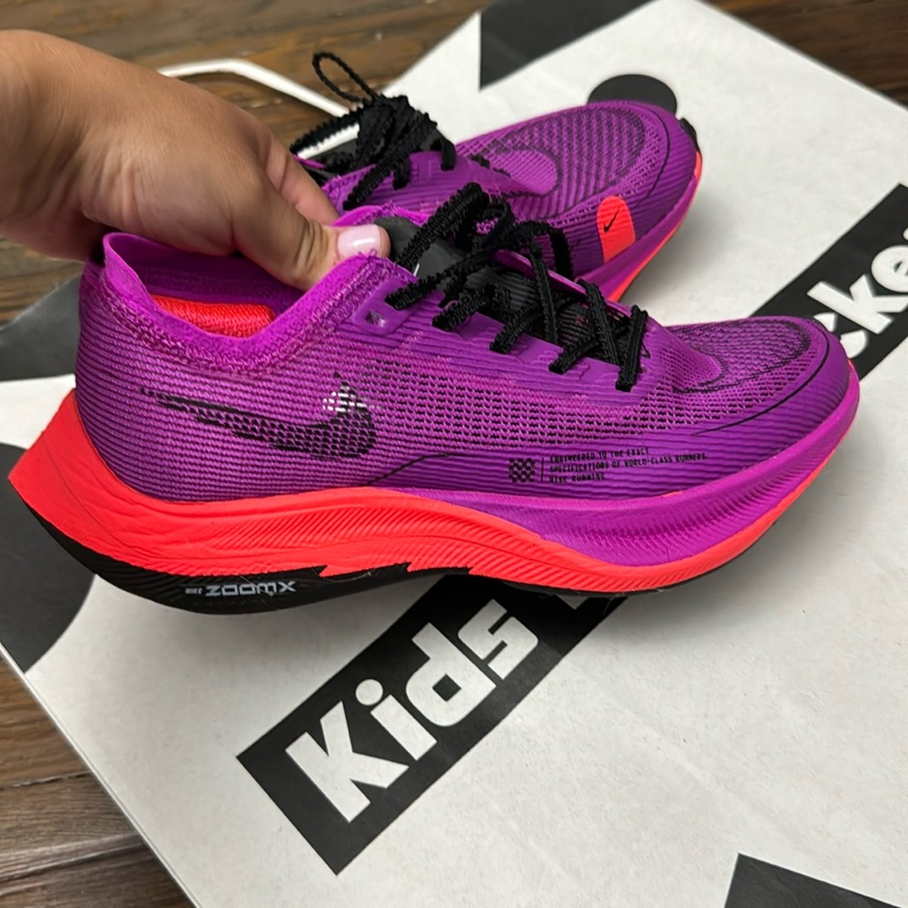 Nike ZoomX Vaporfly Next% 2
Hyper Violet Flash Crimson